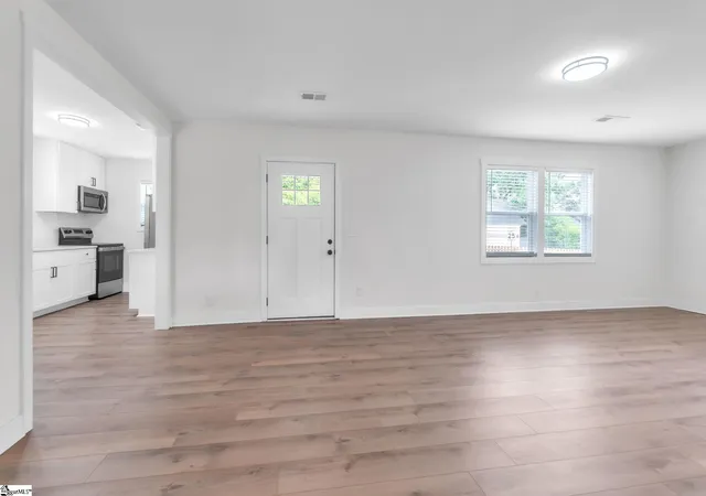 Photo 3 of Single family home for sale at 31 Hellams St, Greenville, SC 29611 | MLS# 1595570 | Listing updated on 2026-09-09