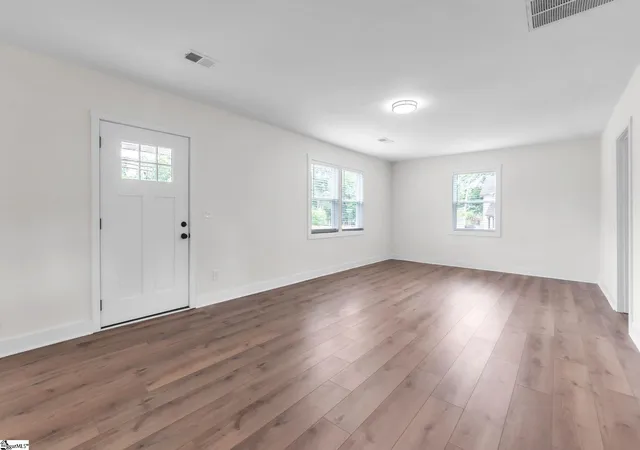 Photo 4 of Single family home for sale at 31 Hellams St, Greenville, SC 29611 | MLS# 1595570 | Listing updated on 2026-09-09