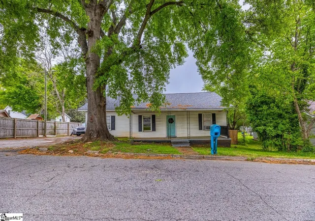 Photo 2 of Single family home for sale at 2 Woodward St, Greenville, SC 29611 | MLS# 1587964 | Listing updated on 2026-09-05