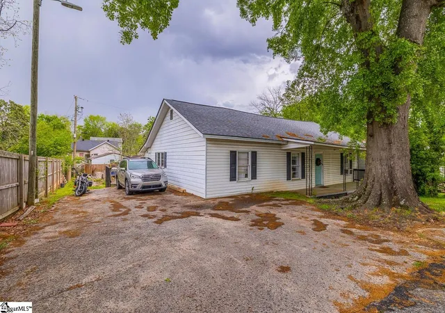 Photo 3 of Single family home for sale at 2 Woodward St, Greenville, SC 29611 | MLS# 1587964 | Listing updated on 2026-09-05