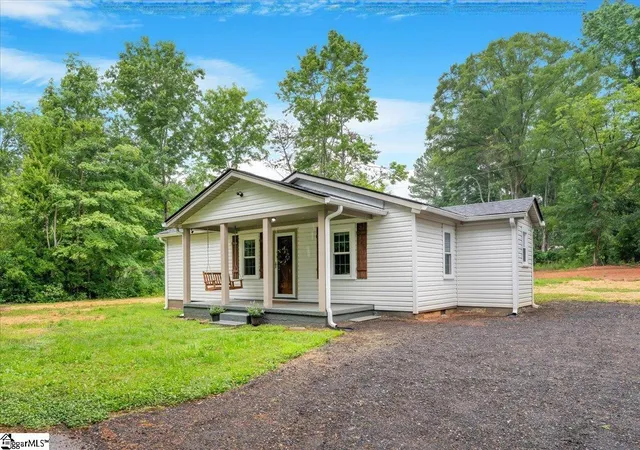 Homes for sale in Six Mile, SC | 174 Holliday Rd, Six Mile, SC 29682 | MLS# 1595051