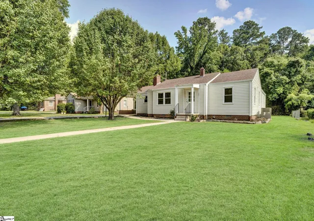1st image of 207 Elm St, Clinton, SC 29325 | MLS# 1599476