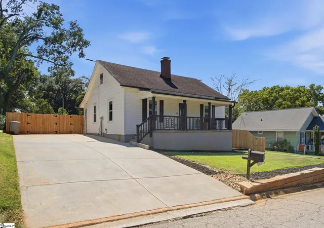 Photo 2 of Single family home for sale at 35 W 5th St, Greenville, SC 29611 | MLS# 1601942 | Listing updated on 2026-09-03
