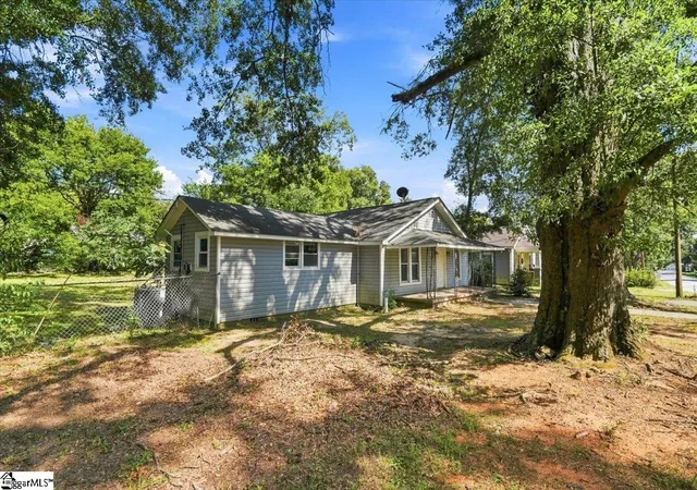Photo 3 of Single family home for sale at 322 W Wilburn Ave, Greenville, SC 29611 | MLS# 1599765 | Listing updated on 2026-09-11