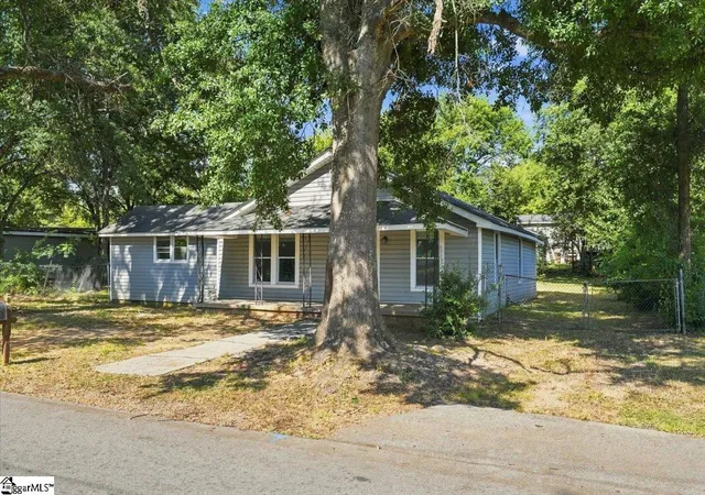 Photo 4 of Single family home for sale at 322 W Wilburn Ave, Greenville, SC 29611 | MLS# 1599765 | Listing updated on 2026-09-11