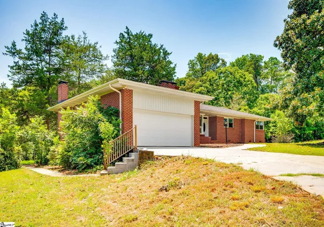 Photo 3 of Single family home for sale at 213 Barker Rd, Simpsonville, SC 29680 | MLS# 1601621 | Listing updated on 2026-09-18