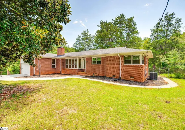 Photo 3 of Single family home for sale at 213 Barker Rd, Simpsonville, SC 29680 | MLS# 1601621 | Listing updated on 2026-09-18