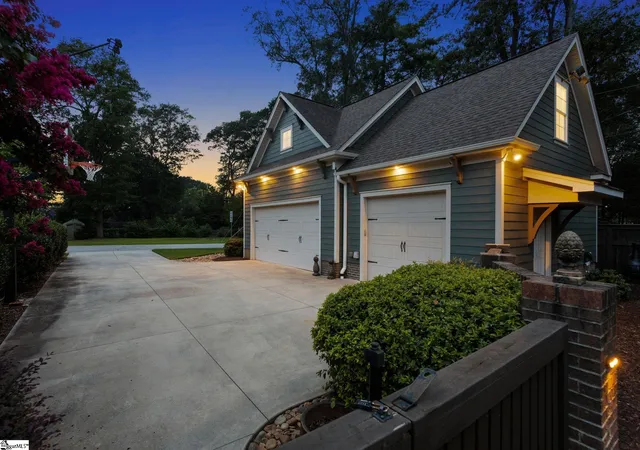 Photo 3 of Single family home for sale at 16 Willow Springs Dr, Greenville, SC 29607 | MLS# 1601486 | Listing updated on 2026-09-01