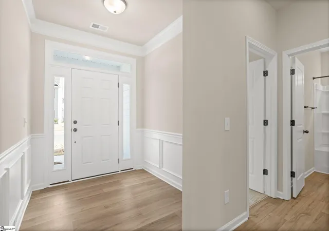 Photo 3 of Single family home for sale at 652 Columbus Cir, Simpsonville, SC 29680 | MLS# 1560358 | Listing updated on 2026-09-22