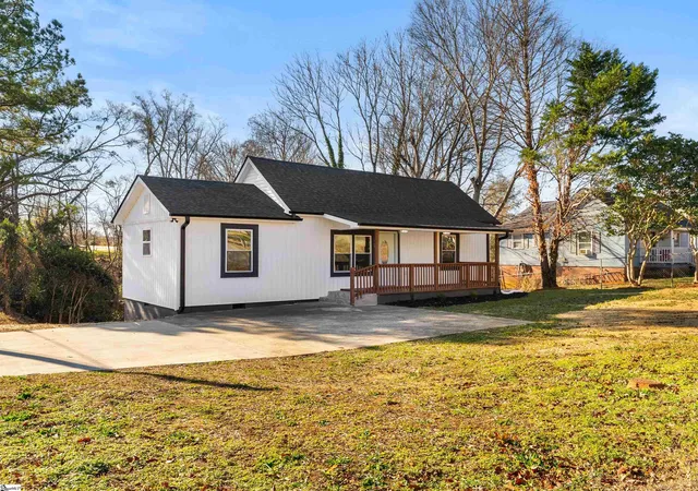 Photo 1 of Single family home for sale at 320 Carney St, Drayton, SC 29333 | MLS# 1593076 | Listing updated on 2026-08-12
