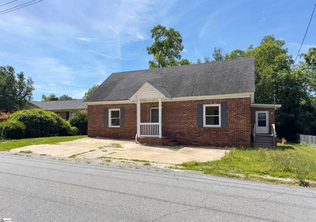 Homes for sale in Clinton, SC | 202 E Centennial St, Clinton, SC 29325 | MLS# 1596022