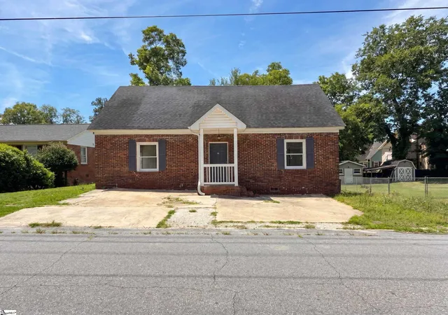 Homes for sale in Clinton, SC | 202 E Centennial St, Clinton, SC 29325 | MLS# 1596022