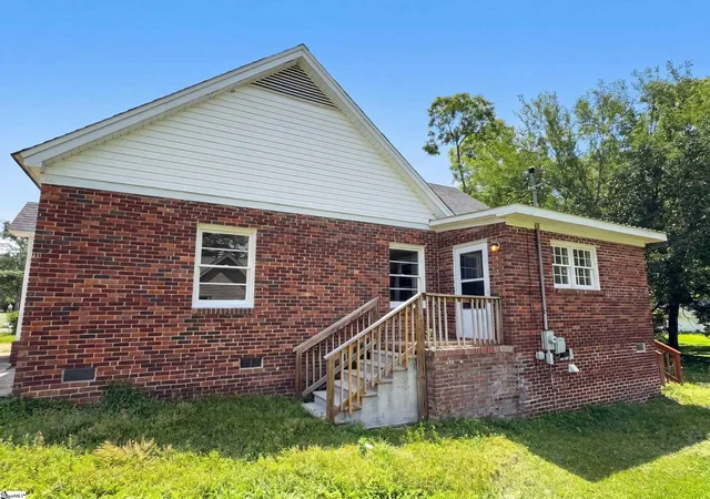Homes for sale in Clinton, SC | 202 E Centennial St, Clinton, SC 29325 | MLS# 1596022
