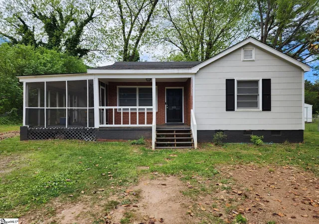 Photo 2 of Single family home for sale at 112 Caroline St, Spartanburg, SC 29303 | MLS# 1522002 | Listing updated on 2025-10-11