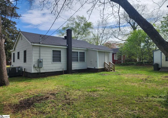 Photo 3 of Single family home for sale at 112 Caroline St, Spartanburg, SC 29303 | MLS# 1522002 | Listing updated on 2025-10-11