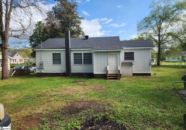 Photo 3 of Single family home for sale at 112 Caroline St, Spartanburg, SC 29303 | MLS# 1522002 | Listing updated on 2025-10-11