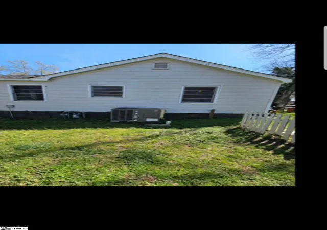 Photo 4 of Single family home for sale at 112 Caroline St, Spartanburg, SC 29303 | MLS# 1522002 | Listing updated on 2025-10-11