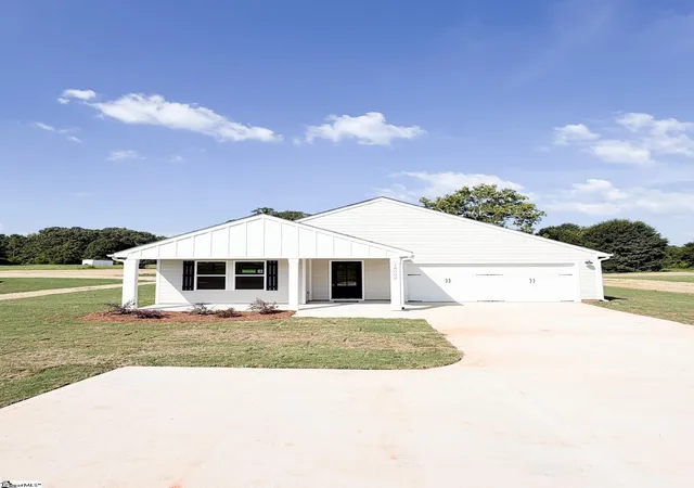 Photo 1 of Single family home for sale at 18002 Hwy 101 S, Gray Court, SC 29645 | MLS# 1592553 | Listing updated on 2026-09-17