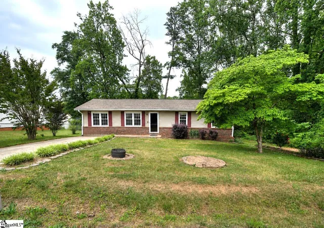 Photo 1 of Single family home for sale at 216 Pinefield Dr, Greenville, SC 29605 | MLS# 1596665 | Listing updated on 2026-09-08