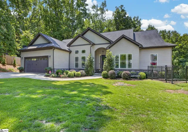 Photo 3 of Single family home for sale at 221 Foxhound Rd, Simpsonville, SC 29680 | MLS# 1600998 | Listing updated on 2026-09-06