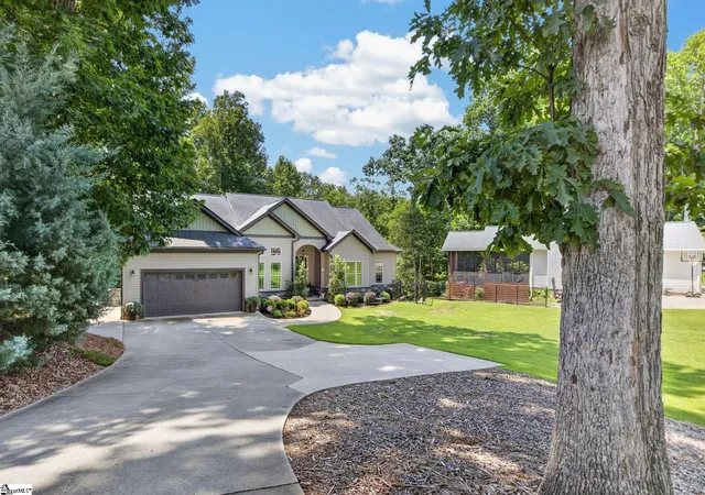 Photo 3 of Single family home for sale at 221 Foxhound Rd, Simpsonville, SC 29680 | MLS# 1600998 | Listing updated on 2026-09-06