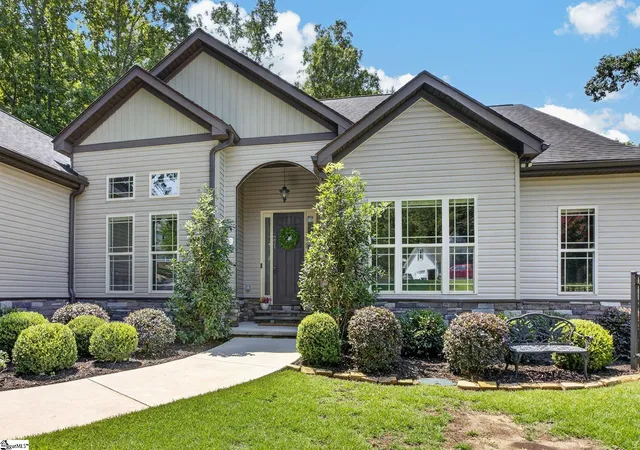 Photo 4 of Single family home for sale at 221 Foxhound Rd, Simpsonville, SC 29680 | MLS# 1600998 | Listing updated on 2026-09-06