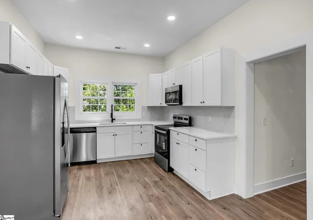 Photo 4 of Single family home for sale at 1 9Th St, Greenville, SC 29611 | MLS# 1589561 | Listing updated on 2026-09-18