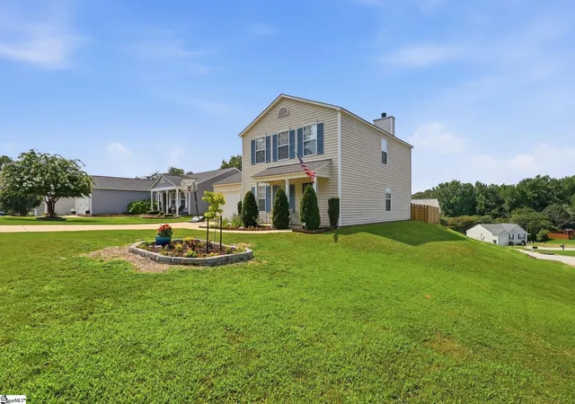 Photo 1 of Single family home for sale at 25 Willow Bend Dr, Taylors, SC 29687 | MLS# 1599510 | Listing updated on 2026-09-21