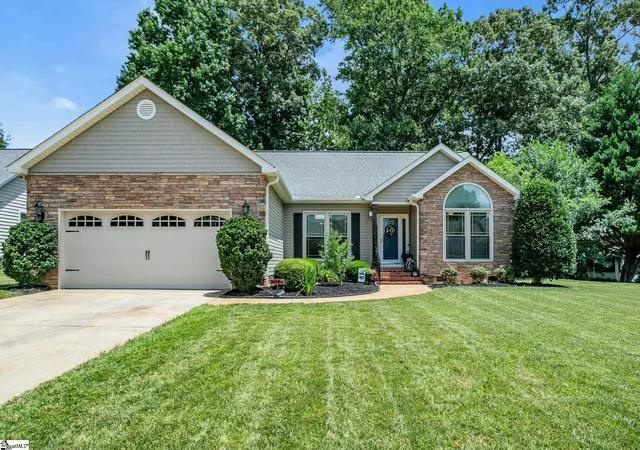 Photo 2 of Single family home for sale at 6 Kingsbury Wy, Greenville, SC 29617 | MLS# 1598546 | Listing updated on 2026-08-18
