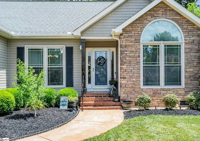 Photo 3 of Single family home for sale at 6 Kingsbury Wy, Greenville, SC 29617 | MLS# 1598546 | Listing updated on 2026-08-18