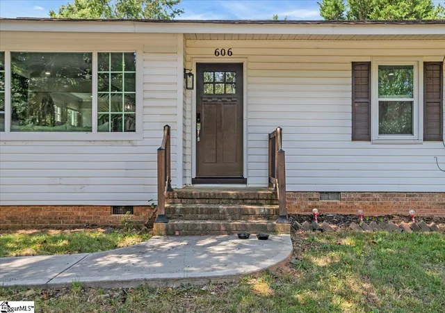Homes for sale in Simpsonville, SC | 606 Davenport Rd, Simpsonville, SC 29680 | MLS# 1582369