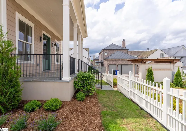 Photo 2 of Single family home for sale at 2 Belgard Dr, Greenville, SC 29615 | MLS# 1577944 | Listing updated on 2026-08-29