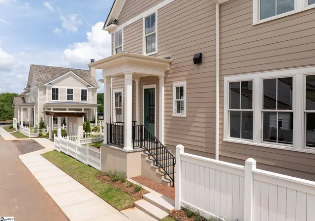 Photo 3 of Single family home for sale at 2 Belgard Dr, Greenville, SC 29615 | MLS# 1577944 | Listing updated on 2026-08-29