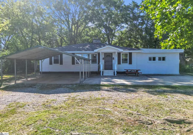 Photo 1 of Single family home for sale at 121 Fox Dr, Spartanburg, SC 29302 | MLS# 1601937 | Listing updated on 2026-08-26