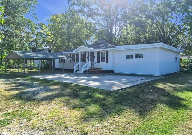 Photo 2 of Single family home for sale at 121 Fox Dr, Spartanburg, SC 29302 | MLS# 1601937 | Listing updated on 2026-08-26