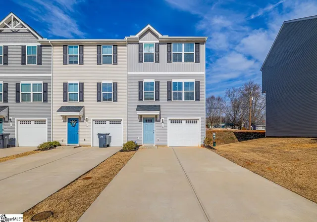 Photo 2 of Townhouse for sale at 16 Verdant Leaf Wy, Greenville, SC 29617 | MLS# 1593635 | Listing updated on 2026-09-17