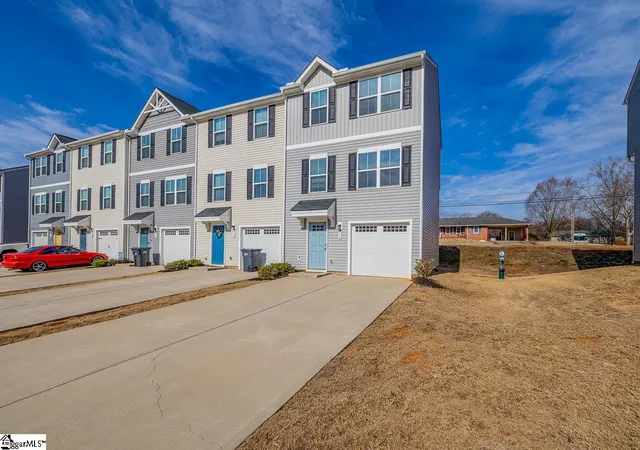 Photo 3 of Townhouse for sale at 16 Verdant Leaf Wy, Greenville, SC 29617 | MLS# 1593635 | Listing updated on 2026-09-17