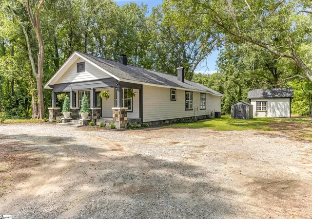 Photo 3 of Single family home for sale at 900 Irwin Ave, Spartanburg, SC 29306 | MLS# 1601715 | Listing updated on 2026-09-21