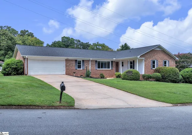 Photo 1 of Single family home for sale at 207 Donington Dr, Greenville, SC 29615 | MLS# 1602225 | Listing updated on 2026-08-29