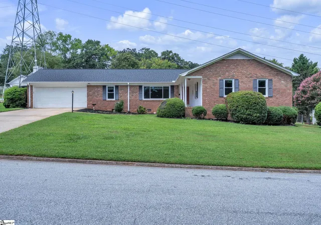 Photo 2 of Single family home for sale at 207 Donington Dr, Greenville, SC 29615 | MLS# 1602225 | Listing updated on 2026-08-29