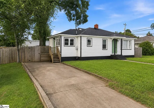 Photo 2 of Single family home for sale at 305 Poplar St, Gaffney, SC 29341 | MLS# 1599953 | Listing updated on 2026-08-13