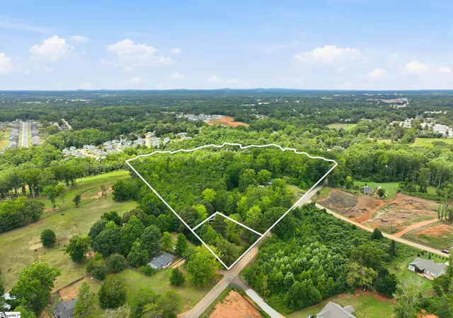 Photo 3 of Sale Pending at 129 Evelyn Dr, Greenville, SC 29605 | MLS# 1600165 | Listing updated on 2026-09-15