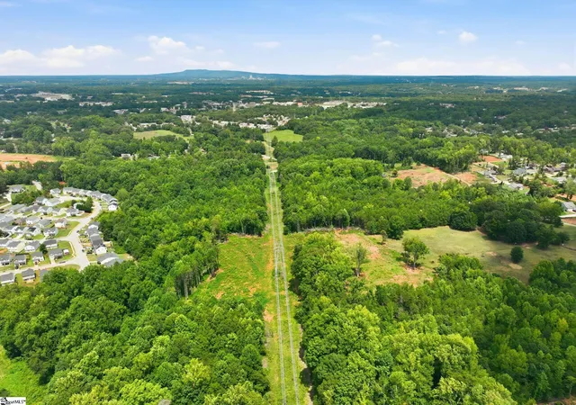 Photo 3 of Sale Pending at 129 Evelyn Dr, Greenville, SC 29605 | MLS# 1600165 | Listing updated on 2026-09-15
