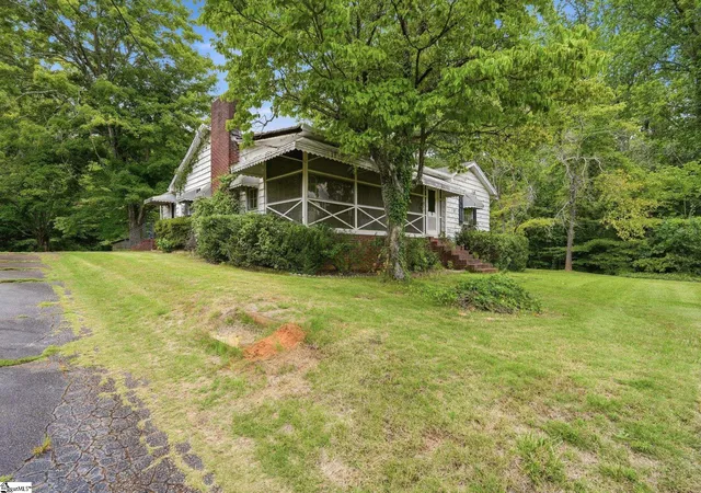 Photo 4 of Sale Pending at 129 Evelyn Dr, Greenville, SC 29605 | MLS# 1600165 | Listing updated on 2026-09-15
