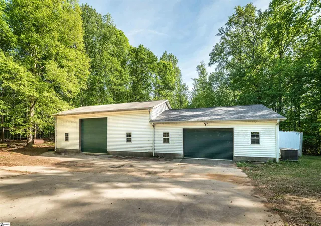 Photo 3 of Manufactured home for sale at 176 Woodside Rd, Simpsonville, SC 29680 | MLS# 1589465 | Listing updated on 2026-06-04