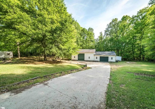Photo 3 of Manufactured home for sale at 176 Woodside Rd, Simpsonville, SC 29680 | MLS# 1589465 | Listing updated on 2026-06-04