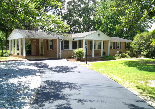Photo 2 of Sale Pending at 204 Sycamore Dr, Mauldin, SC 29662 | MLS# 1601754 | Listing updated on 2026-09-10