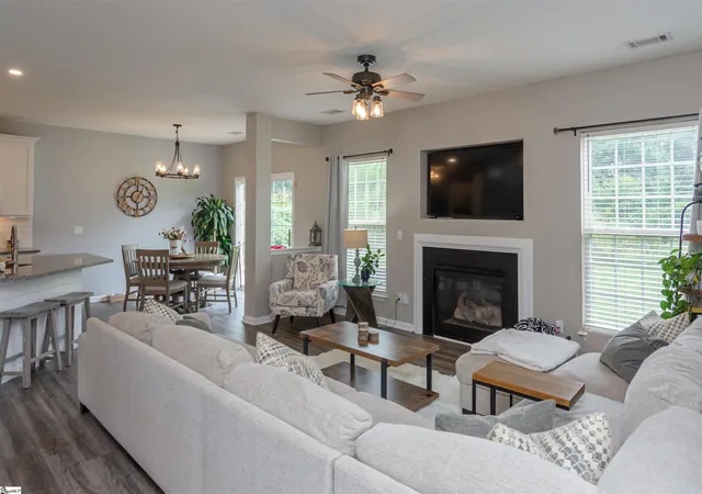 Photo 3 of Single family home for sale at 9 Scofield Ct, Greer, SC 29650 | MLS# 1597721 | Listing updated on 2026-10-26