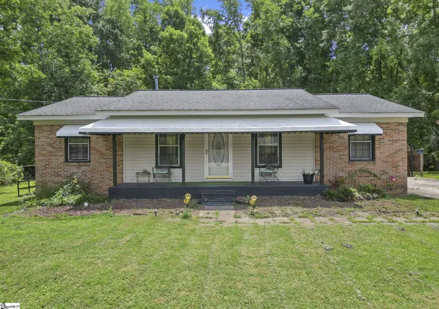 Photo 1 of Single family home for sale at 304 Stuart St, Laurens, SC 29360 | MLS# 1598962 | Listing updated on 2026-09-23