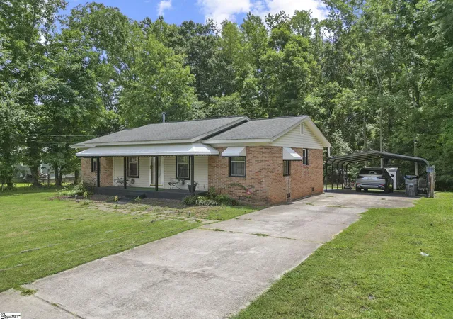 Photo 2 of Single family home for sale at 304 Stuart St, Laurens, SC 29360 | MLS# 1598962 | Listing updated on 2026-09-23